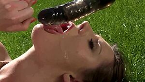 Луксузни модели истражују кинки фетиш са БДСМ играчкама у ретро плавим филмовима из 2015.