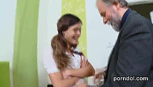 Хей, хубавице, готова ли си да бъдеш дразнена и чукана от по-възрастния си учител тази вечер?