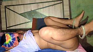 Hey, Desi bhabhi, how did you squirt on devar during hot chudai? Hindi HD sex video rocks!