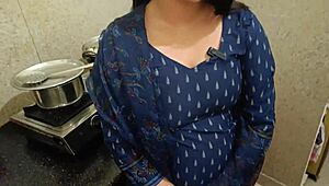 Млада прислужница изпитва първи болезнен анал с гаджето си, крещейки