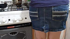 Drkamo se gledajoče pastorko med kuhanjem večerje