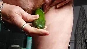 Babica kriči: Napolni mojo dlakavo luknjo s kumaro!