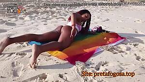 Tânără latină are orgasm puternic pe plajă pustie - Suget și futut în fund.