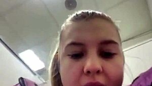 Baise publique filmée de près dans une scène hentai anime sauvage