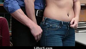 Заварена дъщеря се прегъва за молов офицер да освободи мащехата си.