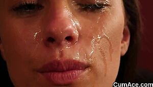 Versaute Schlampe kriegt Sperma ins Gesicht und schluckt alles runter