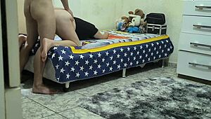 Ανακάλυψα τον Πατριό μου να γαμάει την Ημι-αδερφή μου σε βρώμικο υπνοδωμάτιο doggy style.