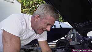 Καυλιάρης θετός γιος, τη χτυπάς τόσο δυνατά τον θετό σου μπαμπά; Αληθινό gay πήδημα!