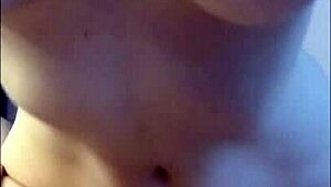 女同夫妻用假阳具进行阴蒂磨蹭