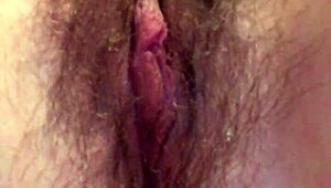 мила виетнамка показва своето сладко очарование