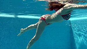 Nicole Pearl Panas Banget, Goyang Pantat Kencang di Kolam!