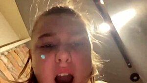 18+ тийнейджърка с голям задник получава близък анал от ББК, пръсти в обръсната путка и свършва силно.