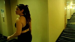 زوجة تغري مدير فندق بزب جماعي لوجه عار