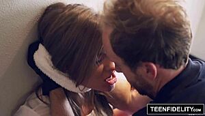 Млада 18+ проститутка Ейприл Брукс получава грубо чукане с дълбоко гърло