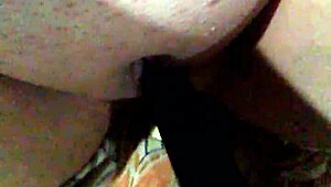 Maksirana crna curica koristi dildo