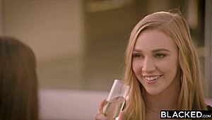 Ей, виж как Blacked Kendra Sunderland се забавлява диво с приятели!