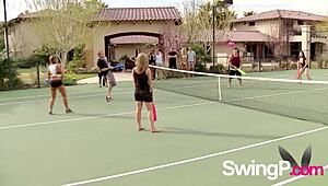 Hei băieți, jocuri sexuale distractive afară înainte să înceapă orgia swinger murdară! 😜