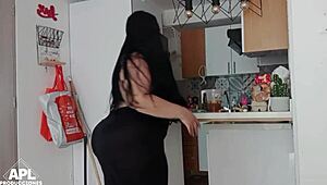 Ich komm zur geilen Nachbarin nach Hause und die versaute fickt meinen harten Schwanz - komplette Story