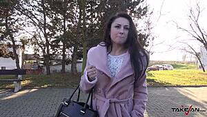 Wow! Jak ta cygańska królowa uwodzi nieznajomego, żeby wyruchał ją w cipkę w jego vanie za przejażdżkę?