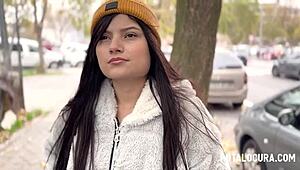 Хваната ученичка, отчаяна да мине изпит със скрита свирка