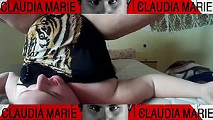 Krvoločna debela pornstar dobi hlačke potisnjene globoko v mokro pičko in cvili v ekstazi