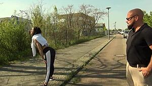 Vieux malin piège une jeune ado au lit pour booster sa célébrité Instagram. Histoire folle !