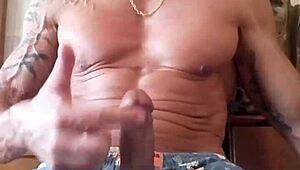 Хей, гледай как си търкам огромния кур за горещ свършвак?