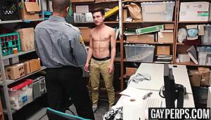 Молодой преступник дичает на огромном черном хуе офицера!