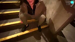 Herzzerreißende Demütigung obdachloser Frauen in roher Zusammenstellung.