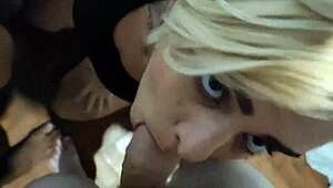 Io e la mia amica ci dividiamo due cazzi