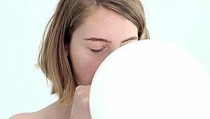 Młoda laska-loonerka dmucha i pęka pierwszy balon fetyszowo, wow!