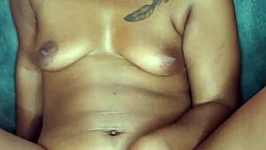 Naejae zaczyna od pocałunku w gardło a potem mokro jeździ na zabawce