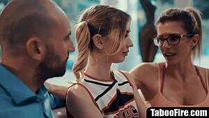 Genç ponpon kız, milf koç ve kocası tarafından seks yapmaya zorlandı.