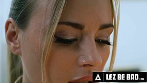 Secrétaire PAWG Anna Claire Clouds Percée par la Boss Femdom Casey Calvert