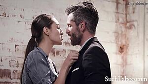 بتفكر إيش بتعمل سكرتيرة ساخنة مثل بيلا راوند مع مديرها المتجوز ورا الأبواب؟