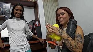 Sempre uma novata diferente, uh, estreando na casa dos desejos with Jane Moscovis.