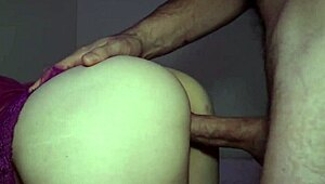 Gierige brunette teef zuigt monster pik en neukt doggy