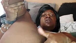 Naejae verleidt je met striptease voor ze spuit