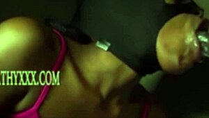 Ik sympathyxxx zoog zijn zwarte lul maar kon zaad niet doorslikken want bijna gepakt in bf badkamer