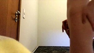 Chico gay 18+ explora juego con dildo casero