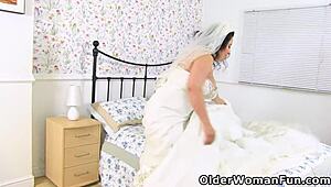 العروس في فستان الزفاف، تدخل إصبع في كسها المتحمس للمتعة المنفردة.