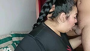 زميلة سكن لاتينية تاخد تدريب كارديو قوي مع مدرب الجيم