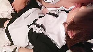 Έι, η γκόμενά μου με υπηρέτρια ντύσιμο γλείφεται και γεμίζει creampie στο κρεβάτι με χεράκια!