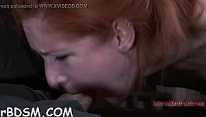 Wow! Denne rødhårede pige onanerer med legetøj for sin stud!