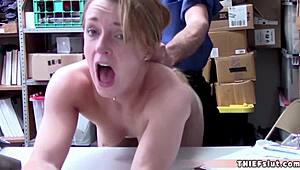 Blond ung dame 18+ fanget som butikktyv betaler med en avtale