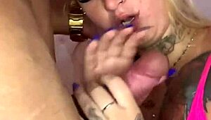 Loira godain pake lidah basah di blowjob sensual latina