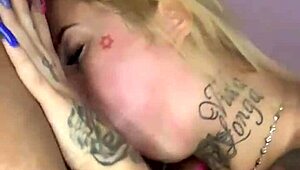 Loira godain pake lidah basah di blowjob sensual latina