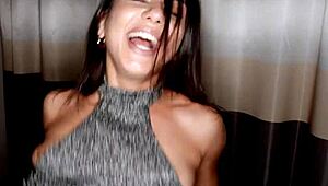 Lena Cox, ¿recibiendo DP de dos amigos brutales en todos los agujeros?