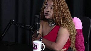 Musta Duquesa himoitsee gangbangia läpinäkyvässä punaisessa