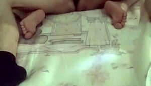 Nasse JK-Schülerin 18+ über den Tisch, missionar von Netizen zum Orgasmus gefickt